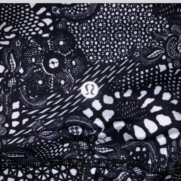 LULULEMON Pretty Lace Black White WUNDER UNDER Lattice Floral Crop Leggings Sz 6 - Picture 11 of 15